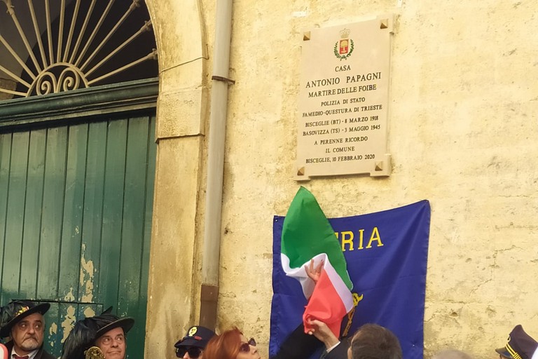 Scoprimento della targa davanti alla casa natale di Antonio Papagni in via San Lorenzo