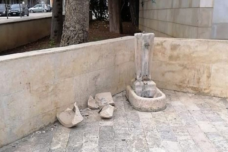 Fontana vandalizzata in piazza Vittorio Emanuele II