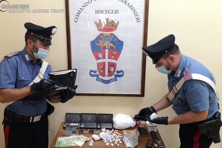 La droga e il denaro sequestrati dai Carabinieri della Tenenza di Bisceglie