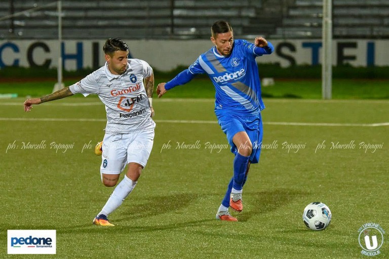 Azione di gioco Bisceglie-Unione Calcio Bisceglie. <span>Foto Marcello Papagni</span>