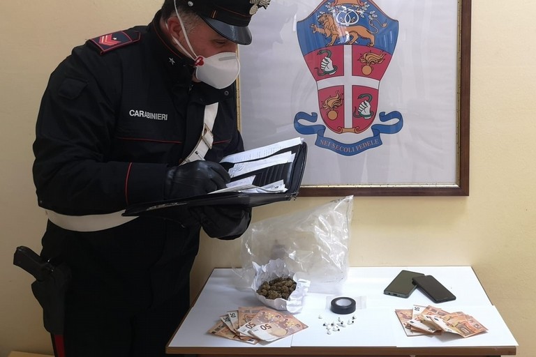 La droga e il denaro sequestrati dai Carabinieri della Tenenza di Bisceglie