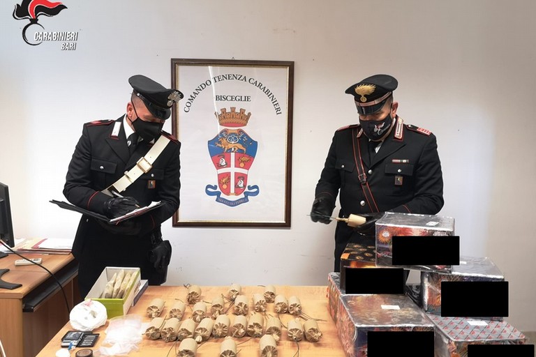 Il materiale sequestrato dai Carabinieri della Tenenza di Bisceglie