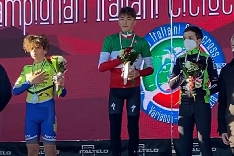 Francesco Dell'Olio sul secondo gradino del podio ai campionati italiani di ciclocross