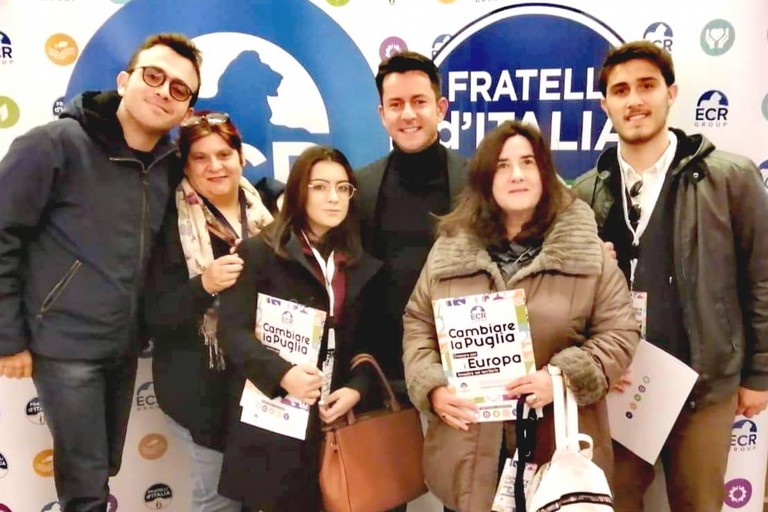 Il deputato Davide Galantino con alcuni militanti di Fratelli d'Italia