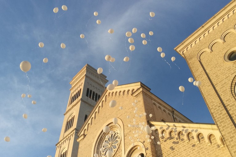 Bisceglie, palloncini liberati in volo al termine delle esequie di Antonio Caggianelli