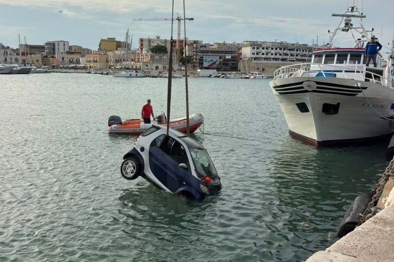 Auto finisce in mare