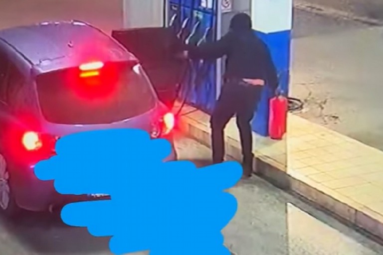 Bisceglie, ruba un'estintore dal distributore di carburanti