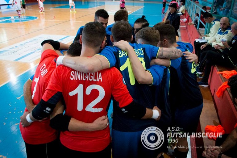 Un bell'abbraccio fra i ragazzi del Futsal Bisceglie. <span>Foto Graziana Ciccolella</span>