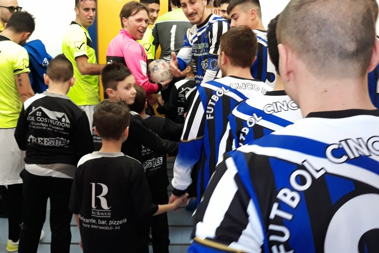 L'ingresso in campo con i bambini della locale accademia di calcio. <span>Foto Nico Colangelo</span>