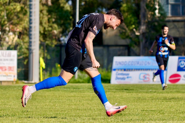 Esultanza Gaetano Dammacco, Bisceglie Calcio. <span>Foto Emmanuele Mastrodonato</span>