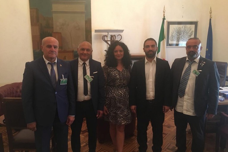 Gaetano De Vicenzis (secondo da sinistra) con la deputata Francesca Galizia