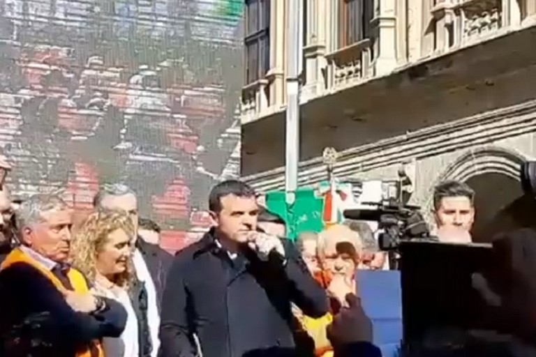 Gian Marco Centinaio sul palco dei gilet arancioni