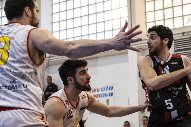 Un'azione del match Giulianova-Chieti