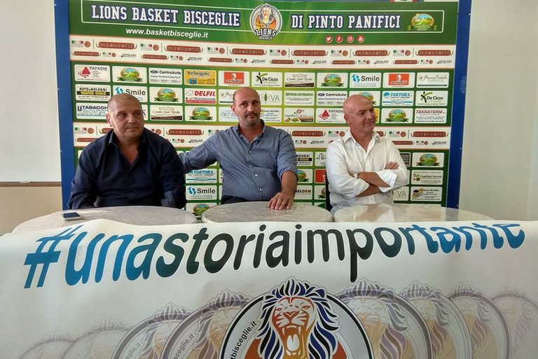 Coach Gigi Marinelli tra il presidente Di Benedetto e il ds Di Nardo