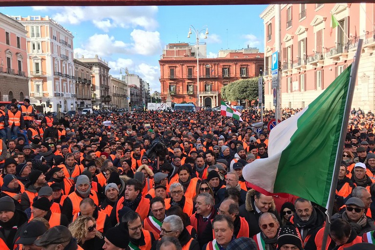 Manifestazione dei gilet arancioni in piazza Prefettura a Bari