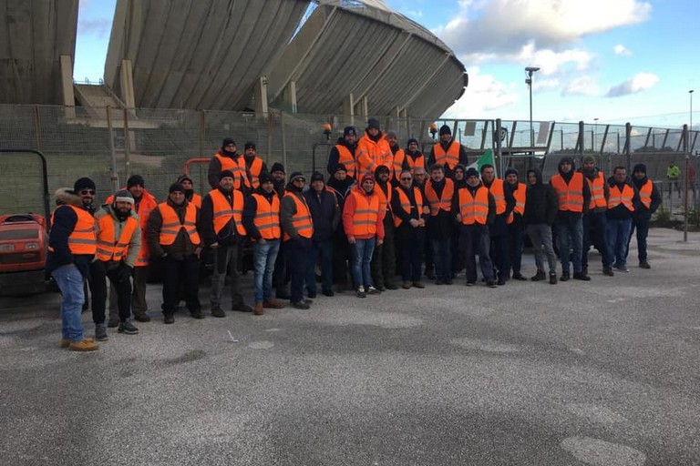 Gilet arancioni davanti allo stadio