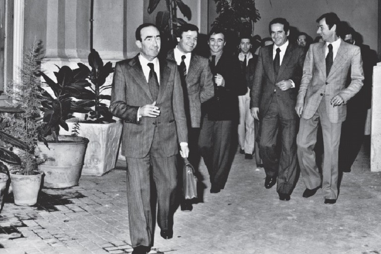 Giovanni Bruni in primo piano in una foto degli anni '80. Si riconoscono Mario Celestino, Gabriele Amoruso, Mimmo e Franco Ricchiuti, un giovanissimo Natale Parisi. <span>Foto Centro Studi Biscegliese</span>