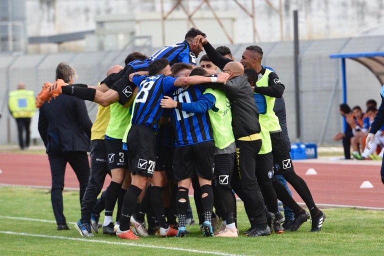 I calciatori del Bisceglie festeggiano la vittoria sulla Paganese. <span>Foto Sara Angiolino</span>