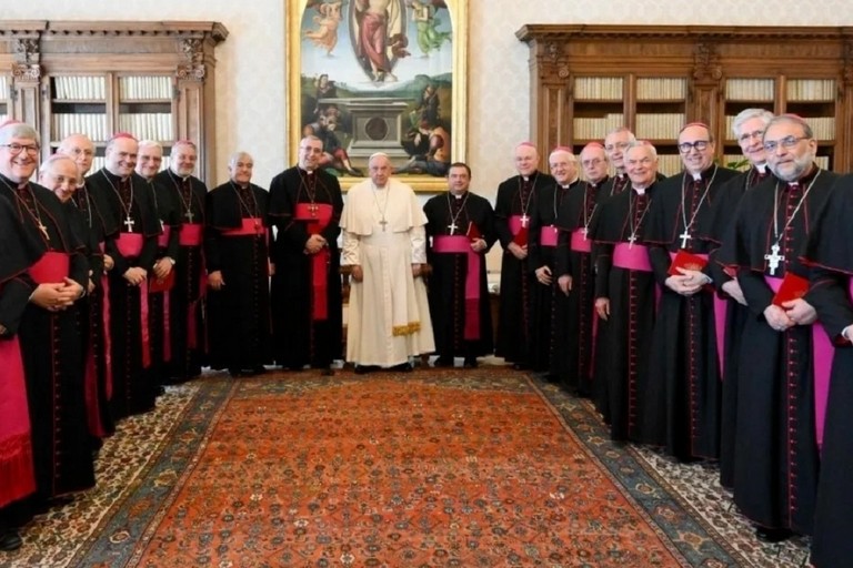 I vescovi delle diocesi pugliesi visitano papa francesco