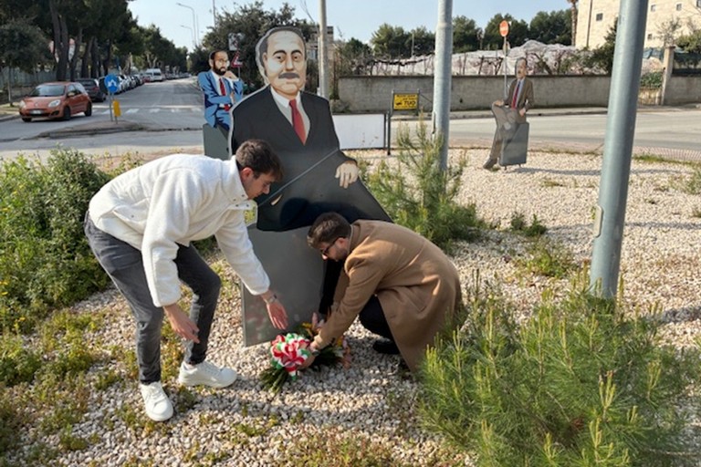Omaggio floreale a  Giovanni Falcone