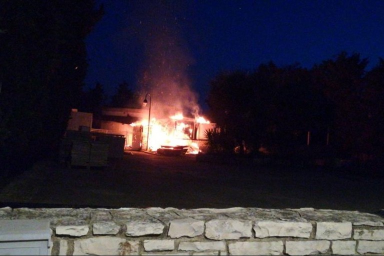 Via Luigi Di Molfetta, locale in fiamme