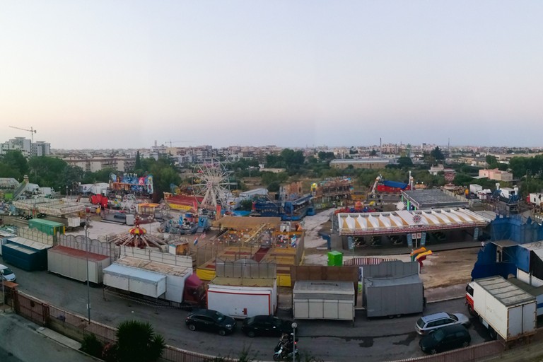 Veduta dall'alto del luna park in zona Sant'Andrea