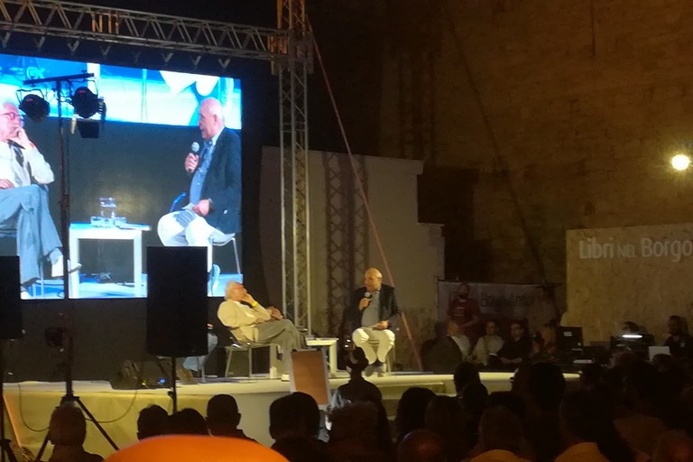 Giampiero Mughini sul palco di Piazza Castello. <span>Foto Cristina Scarasciullo</span>