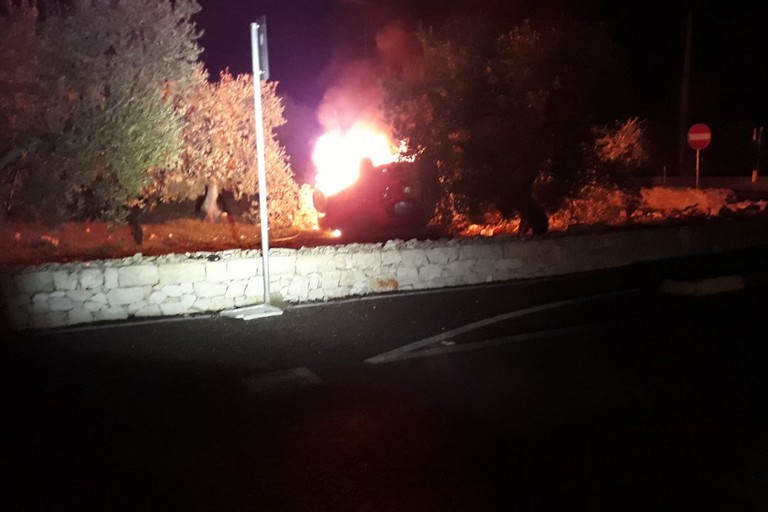 Auto si ribalta e prende fuoco sulla Bisceglie-Corato