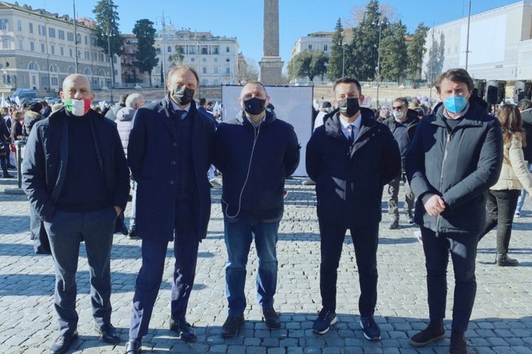 Davide Galantino insieme ad altri parlamentari di Fratelli d'Italia