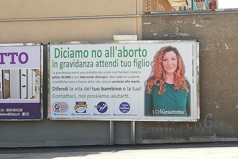 Il manifesto della campagna contro l'aborto apparso in centro a Bisceglie