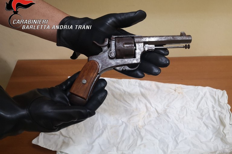 La pistola ritrovata dai Carabinieri a Bisceglie