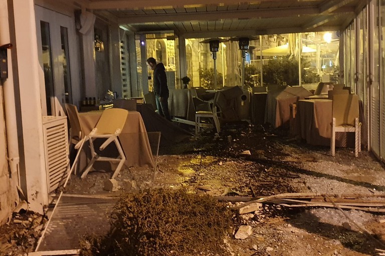 Il dehor del Gallo restaurant di Trani pesantemente danneggiato