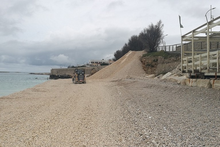 Bisceglie, ripascimento di ciottoli sulla spiaggia in zona Salsello