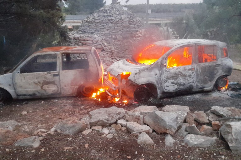 Auto rubate e incendiate, trovate le carcasse fra Bisceglie e Corato