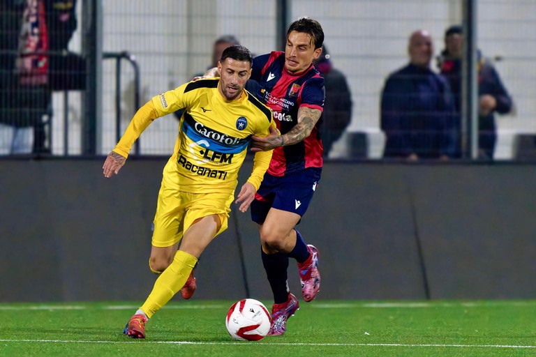 Azione di gioco Taranto-Bisceglie. <span>Foto Emmanuele Mastrodonato</span>