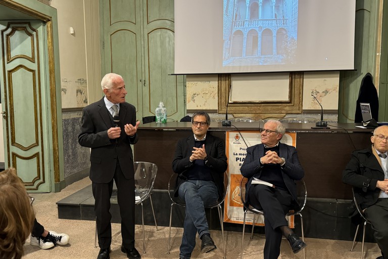 Vincenzo Cortese presenta “La meraviglia della storica piazza Duomo”. <span>Foto Cristina Scarasciullo</span>