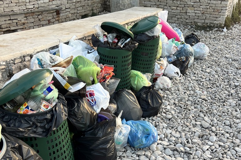 Bidoni pieni seconda spiaggia