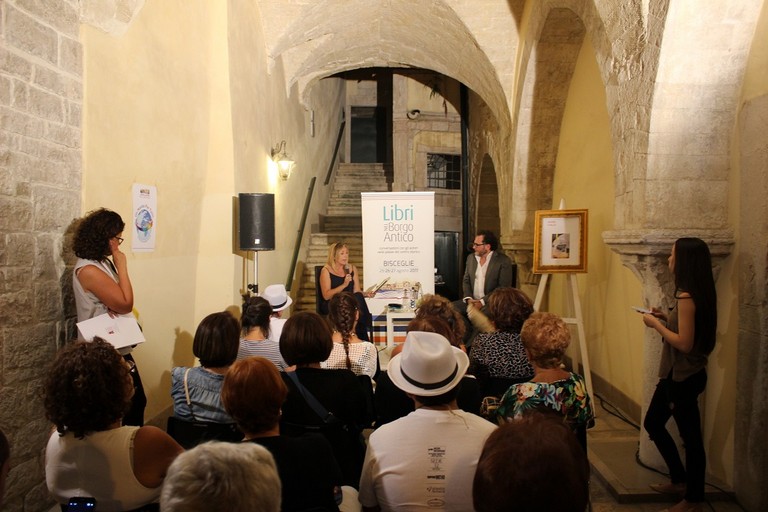 In via Ottavio Tupputi conversazione su 