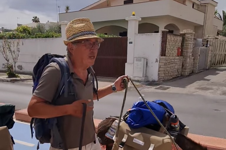 Il camminatore tedesco Toni Pfeiffer ha fatto tappa a Bisceglie