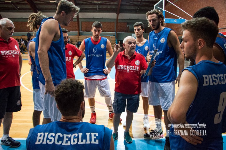 Un timeout di coach Sorgentone. <span>Foto Graziana Ciccolella</span>