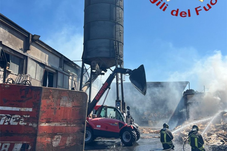 incendio zona industriale