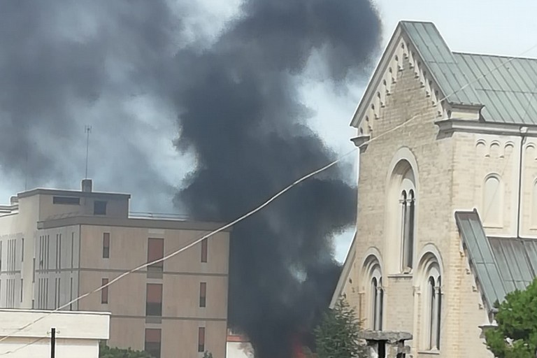 Densa coltre di fumo nero a pochi passi dalla Basilica di San Giuseppe