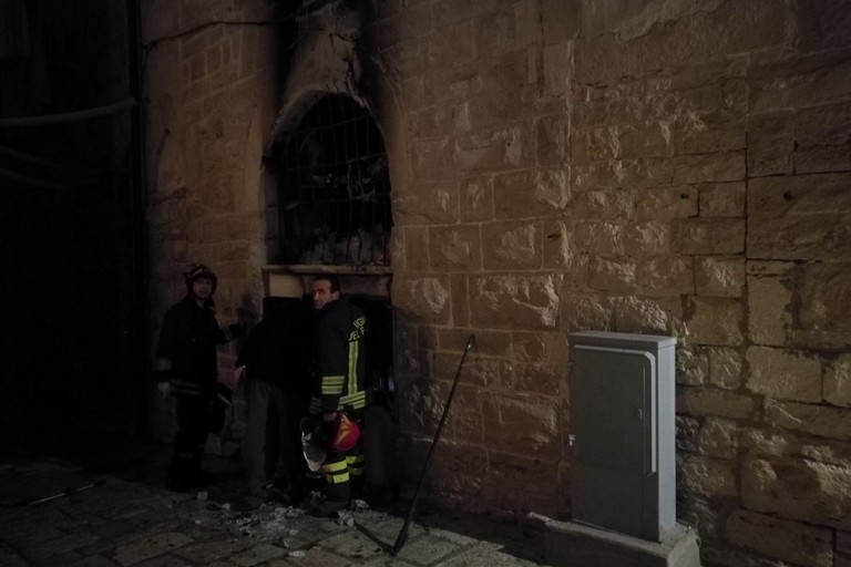 Incendio nei pressi della scuola Dino Abbascià. <span>Foto Serena Ferrara</span>