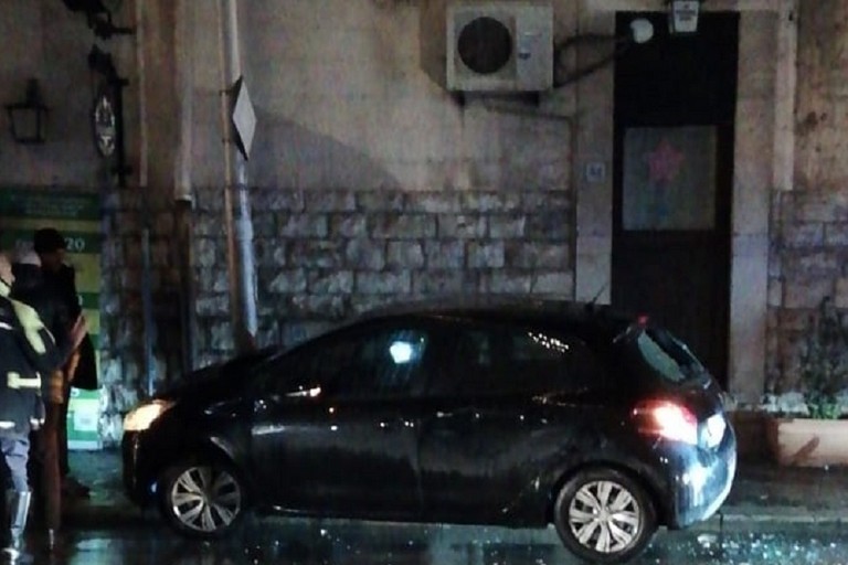Le conseguenze dell'impatto di una Peugeot contro un palo dell'illuminazione pubblica in via Giovanni Bovio