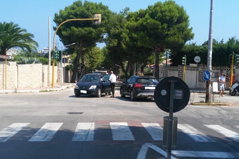 Incidente stradale in viale La Testa