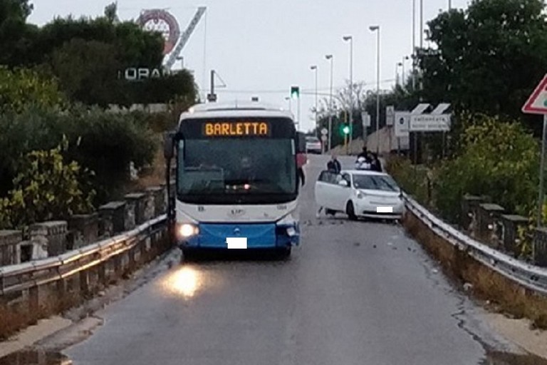 Scontro auto-pullman sul Ponte Lama