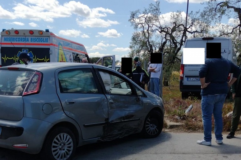 Scontro all'incrocio di via Stradelle sulla Bisceglie-Corato