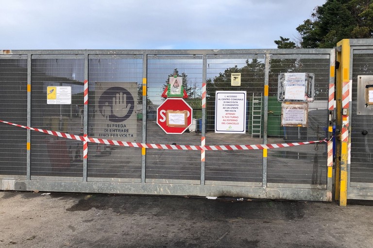 Isola ecologica di via Carrara Salsello chiusa