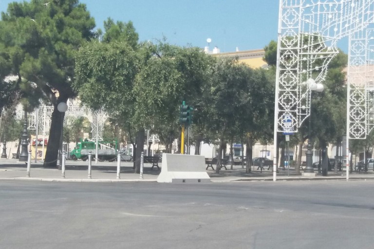 Barriera jersey in piazza Vittorio Emanuele. <span>Foto Vito Troilo</span>