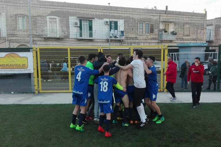 La squadra juniores feseggia la vittoria del campionato